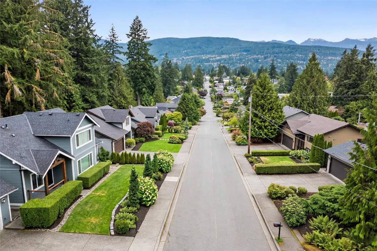 suburban street with homes and lawns in Lake Stevens, WA